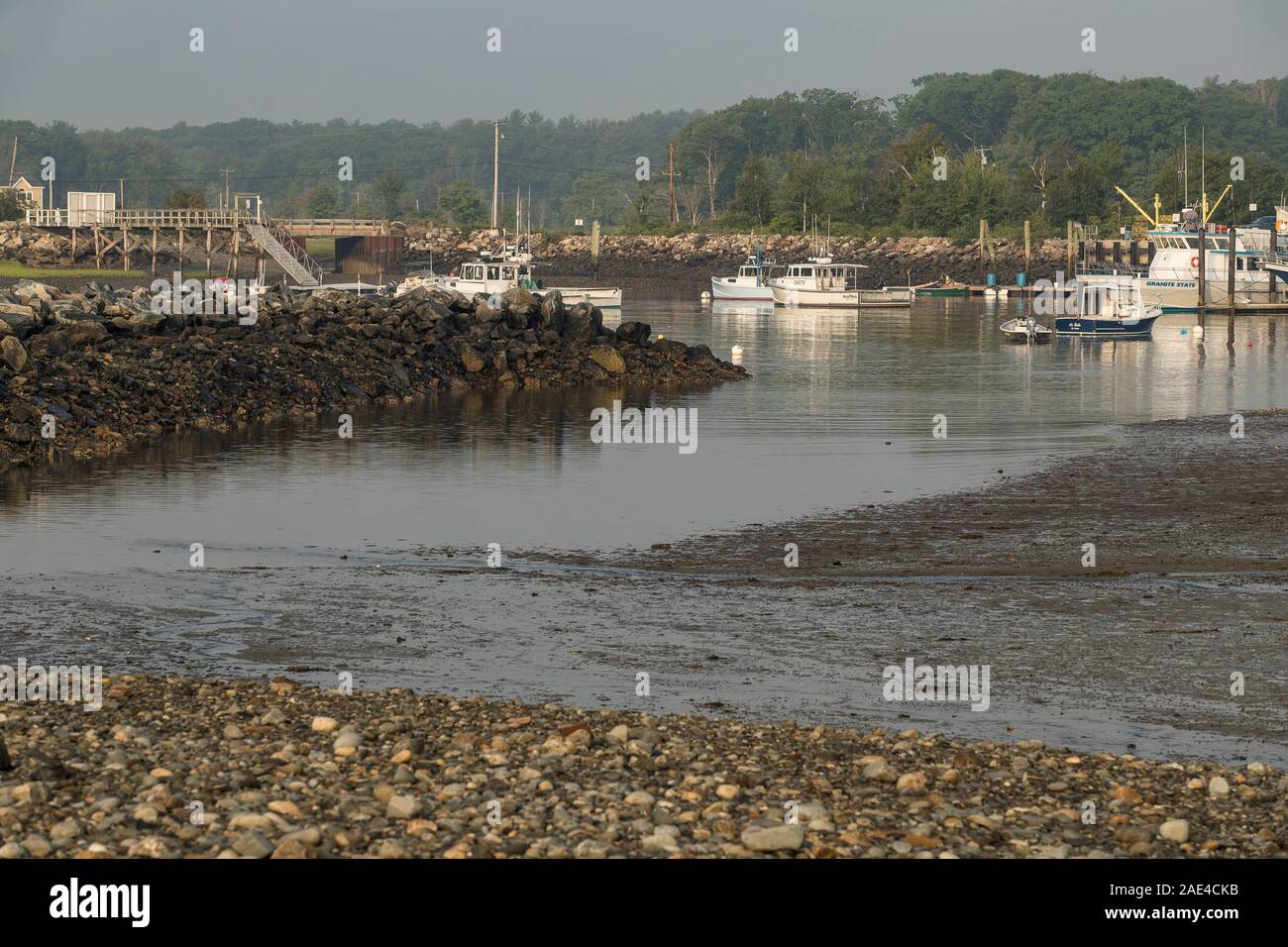 Barche e molo nel porto di segale, NH. La segale ha abbondanza di imbarcazioni commerciali e piacere durante 5 mesi dell'anno. Abbondanza di attività in estate. Foto Stock