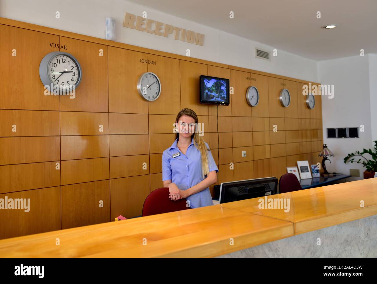 Hotel reception con la donna receptionist, Hotel Pineta, Adriatico cittadina balneare di Orsera, Croazia Foto Stock