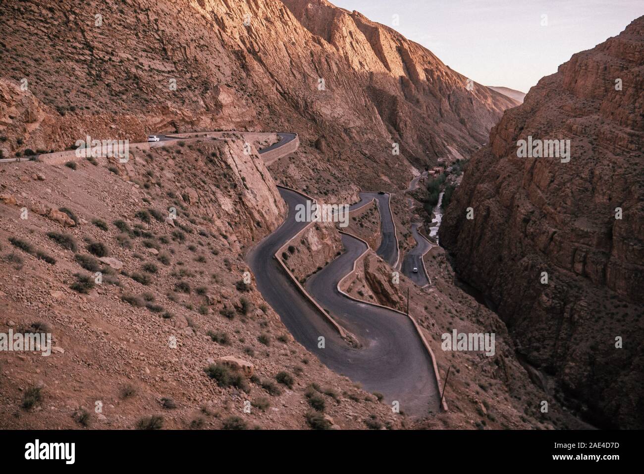 Curva strada tortuosa visto dalla parte superiore della gola Dadas in Marocco Foto Stock