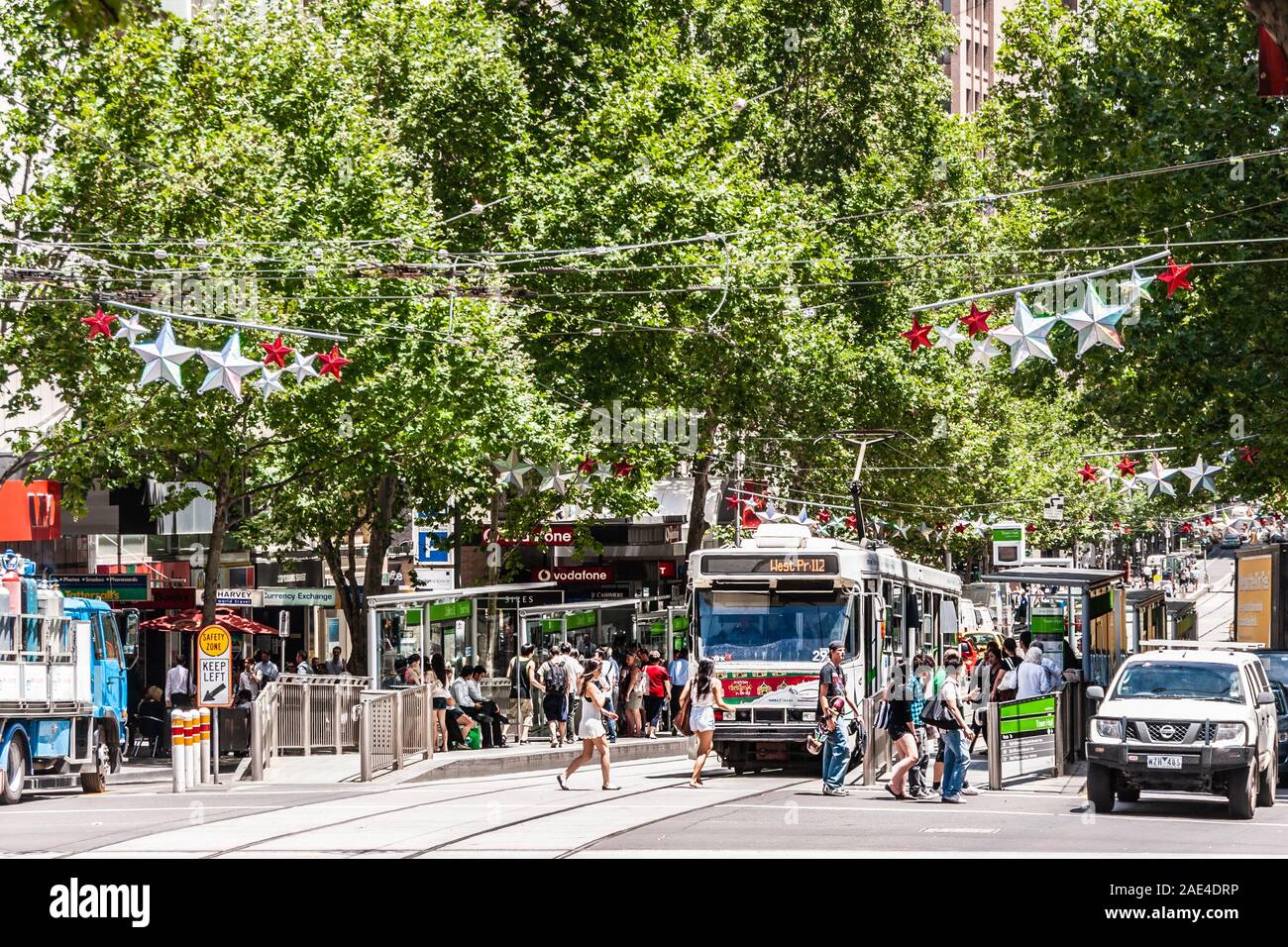 Melbourne, Australia - 16 dicembre 2009: Natale decorazioni su intersezione alla fermata dei mezzi di trasporto Collins e il municipio. Un sacco di vegati verde Foto Stock