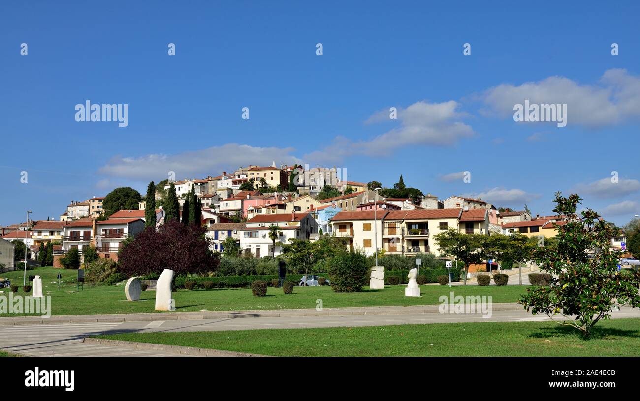 Paesaggio di Adriatico antica cittadina balneare di Orsera, Croazia, cercando fino alla collina della città vecchia Foto Stock