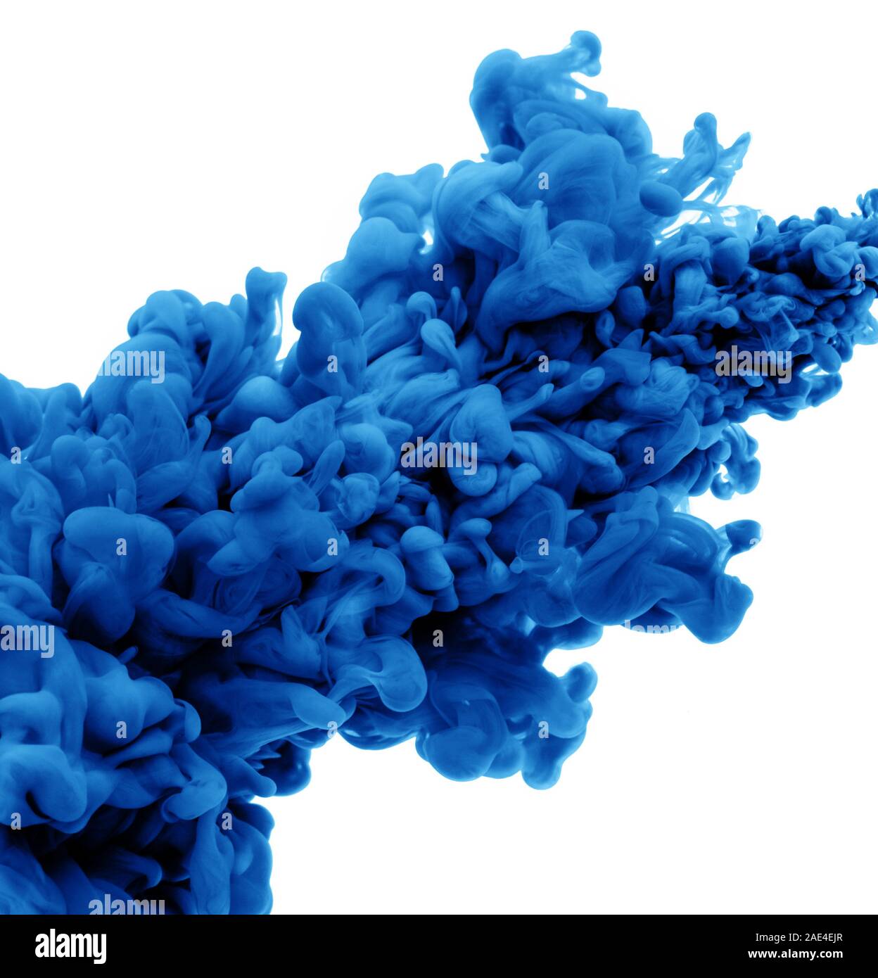 Nube di inchiostro blu in acqua isolato su bianco. Colore dell'anno 2020. Foto Stock
