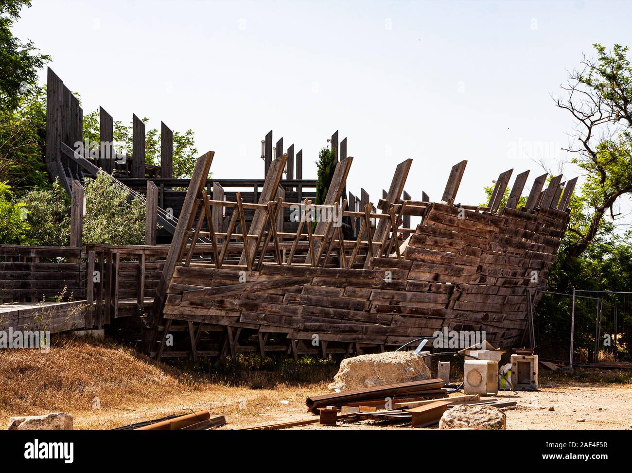 Il Museo della Camargue parco regionale, in Arles, Francia. Nella foto è il 'Shipwreck " piattaforma di visualizzazione creata da Tadashi Kawamata nel 2013. Foto Stock