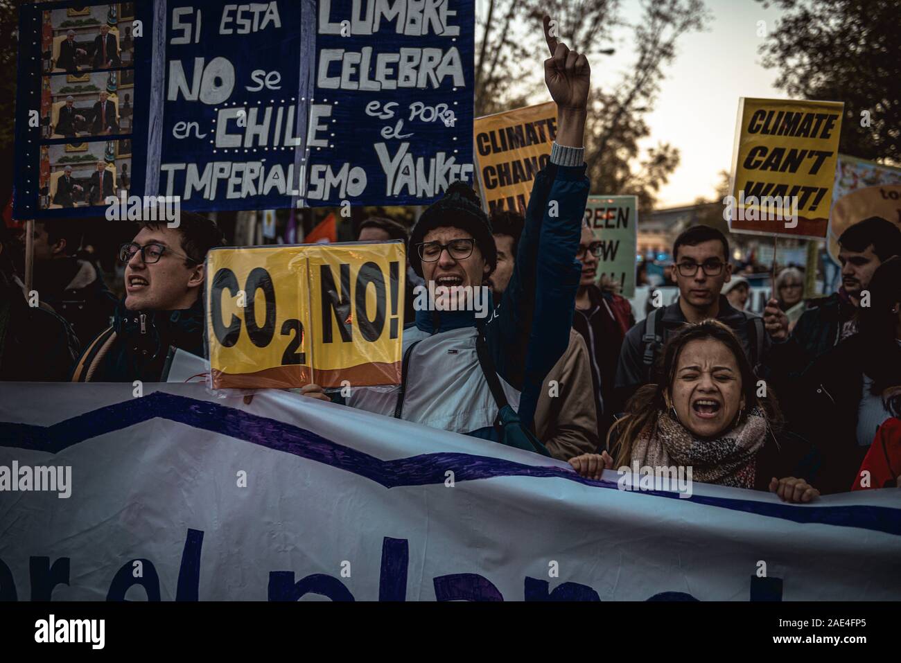 Madrid, Spagna. 06 Dezember, 2019: Clima attivisti marzo dietro di loro banner impegnativo il cambiamento climatico azione durante la XXV Conferenza delle Nazioni Unite sui cambiamenti climatici che si svolgono in Madrid. Credito: Matthias Oesterle/Alamy Live News Foto Stock