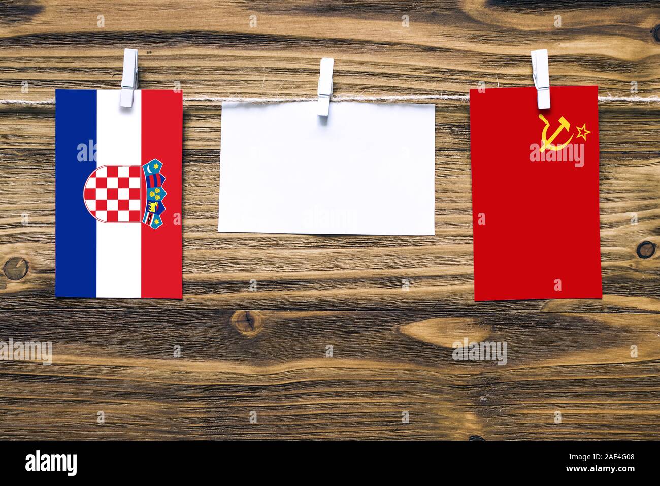 Appendere bandiere di Croazia e Unione Sovietica attaccata alla corda con vestiti perni con copia spazio bianco sulla nota carta su sfondo di legno.relat diplomatica Foto Stock