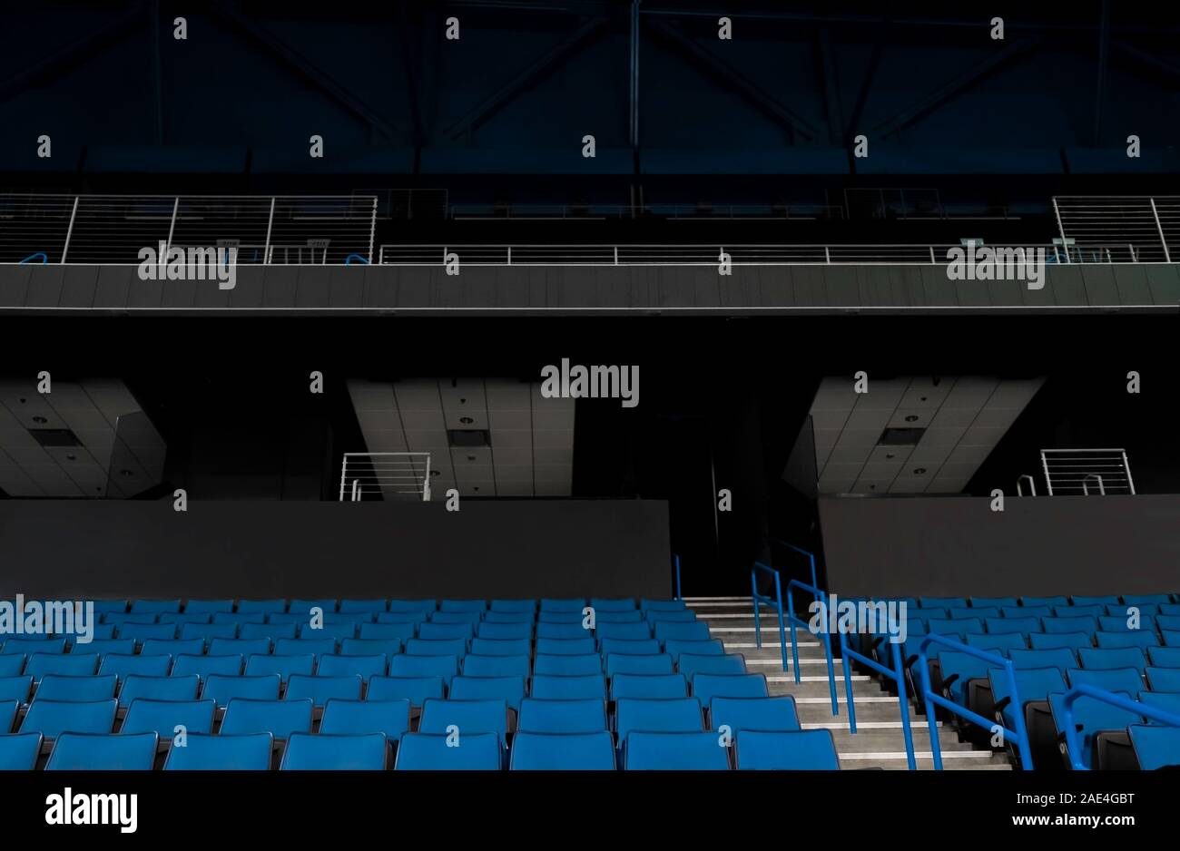Vista prospettica stadio sportivo di sedia righe in Blu Classico colore Pantone dell'anno 2020. Foto Stock