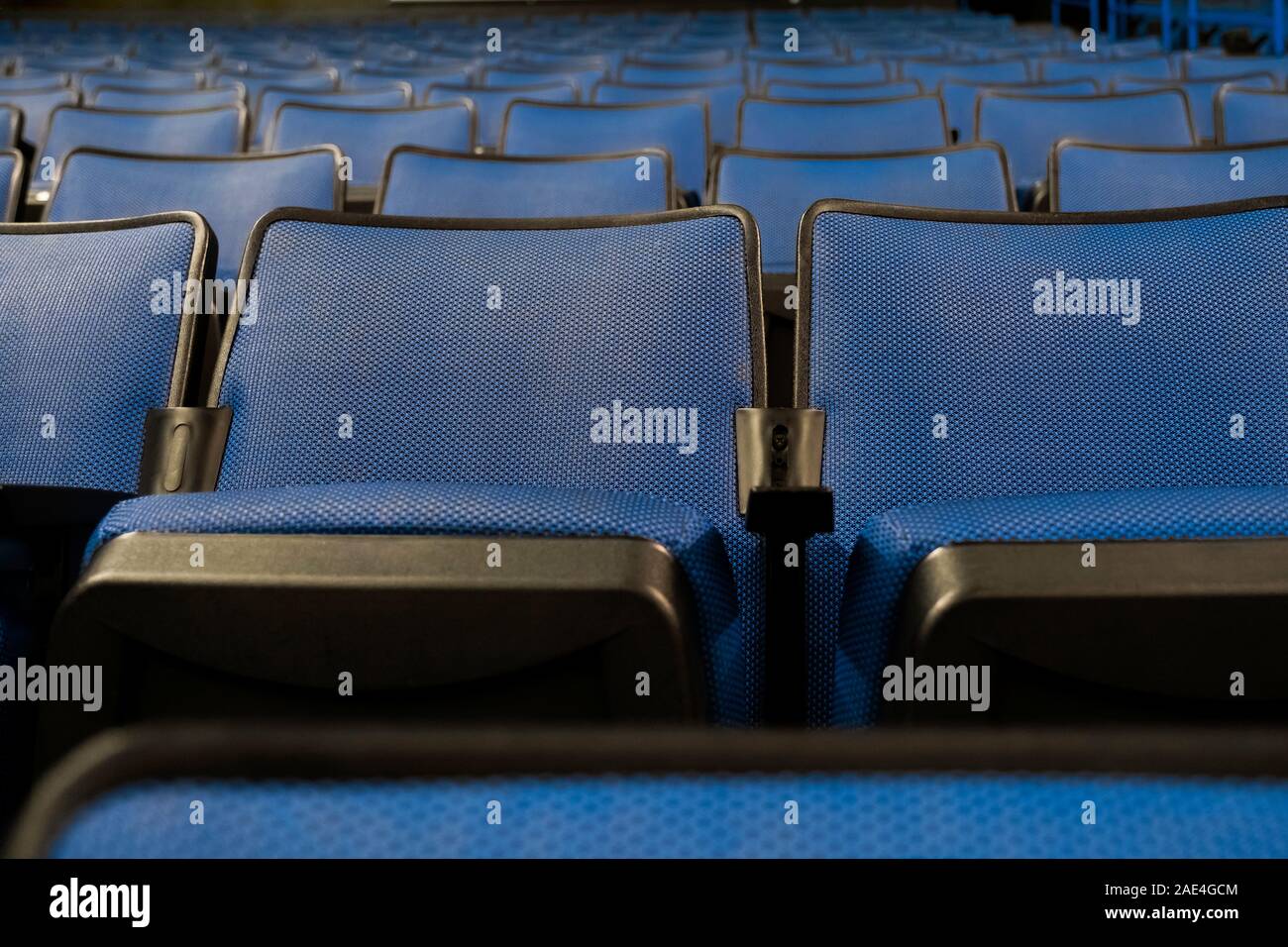 Sfondo di sfocato stadium sedia gradinate in Blu Classico colore Pantone dell'anno 2020. Foto Stock