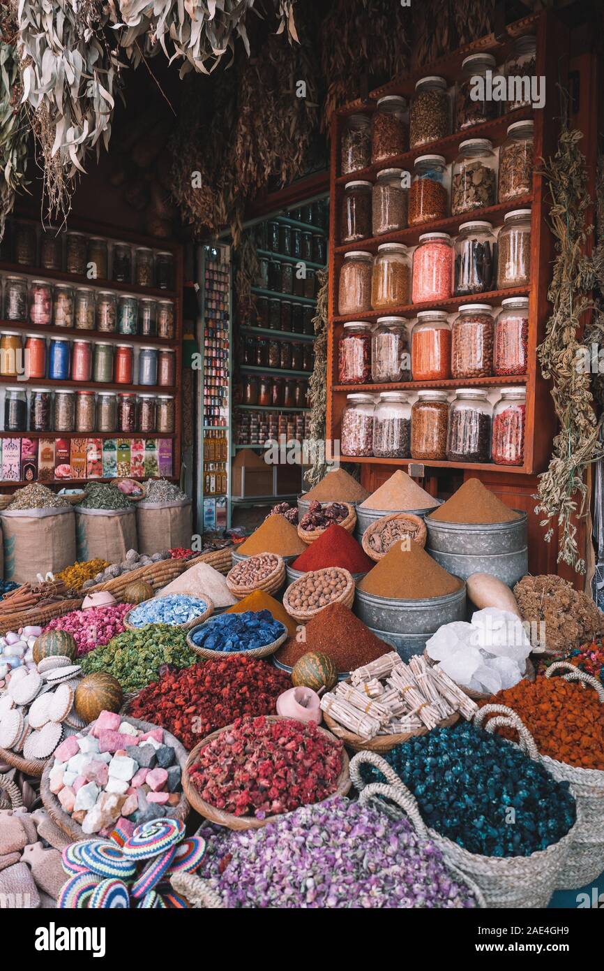 Molte spezie colorate su una strada di negozio a Marrakech, Marocco Foto Stock