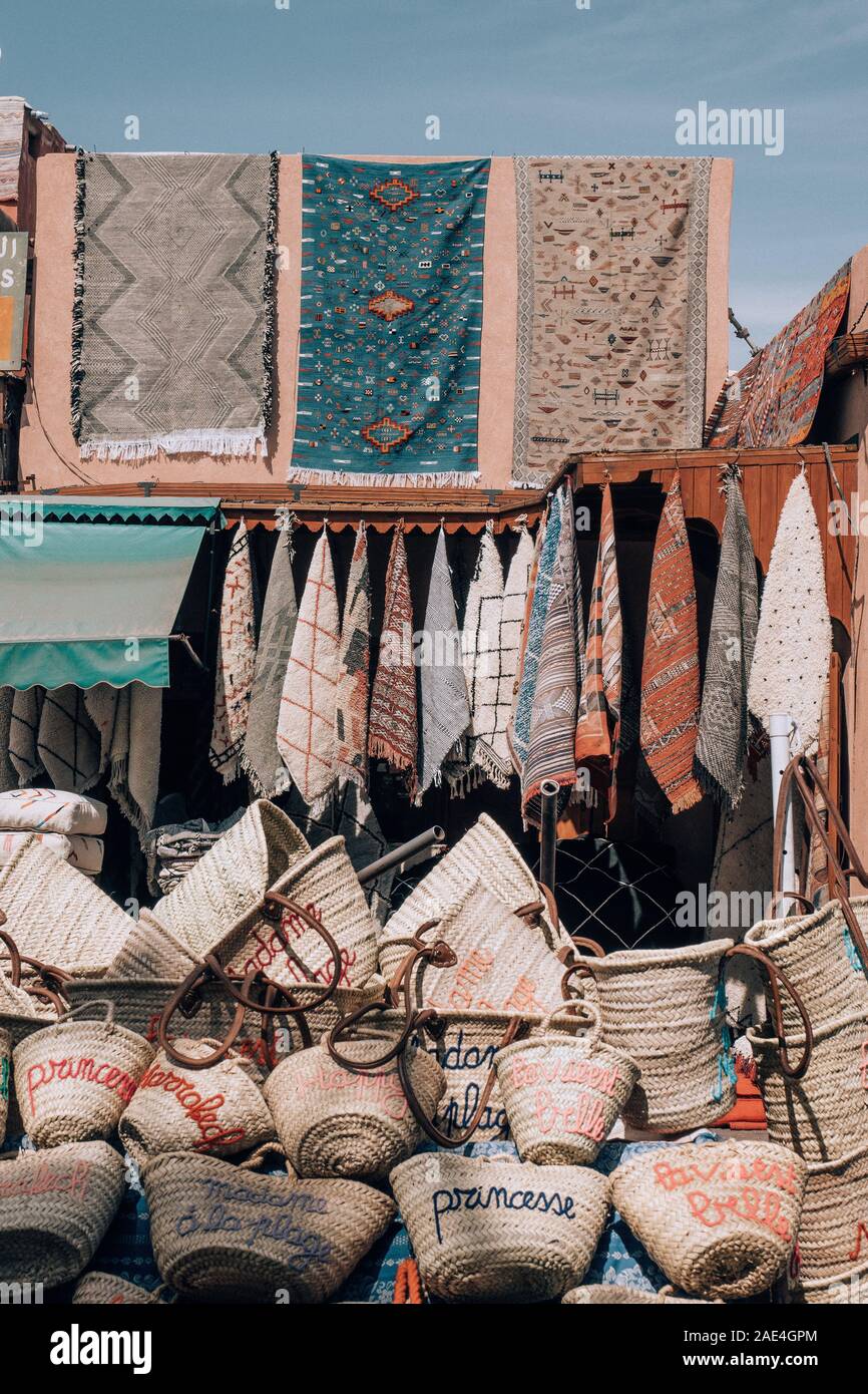 Negozi colorati abd tessuti a Marrakech, Marocco Foto Stock