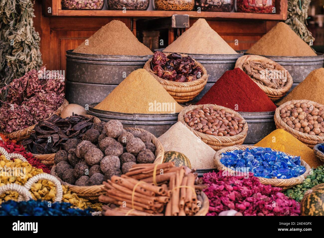 Molte spezie colorate su una strada di negozio a Marrakech, Marocco Foto Stock