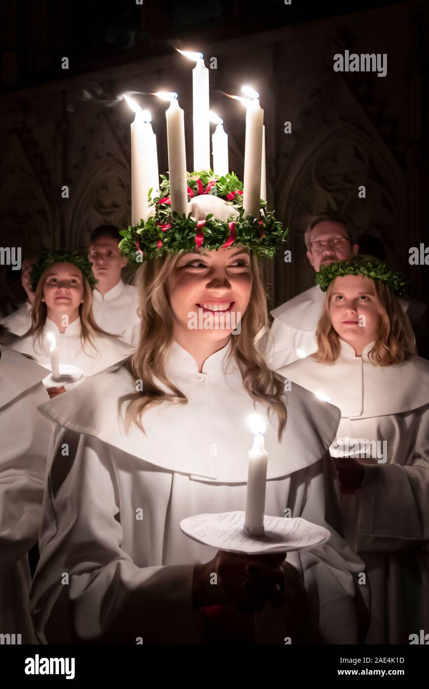 Matilda Bergstrom indossando una corona di candele simboleggia la Santa Lucia conduce una processione a lume di candela del London Nordic coro durante la Sankta Lucia service a York Minster. Picture Data: Venerdì 6 dicembre 2019. La pressione atmosferica servizio svedese è una festa di Santa Lucia, una ragazza siciliana martirizzato per la sua fede cristiana nel IV secolo. La corona simboleggia un alogeno, un anta rosso il suo martirio, e il servizio celebra la Messa della luce durante le tenebre dell'inverno. Foto di credito dovrebbe leggere: Danny Lawson/PA FILO Foto Stock