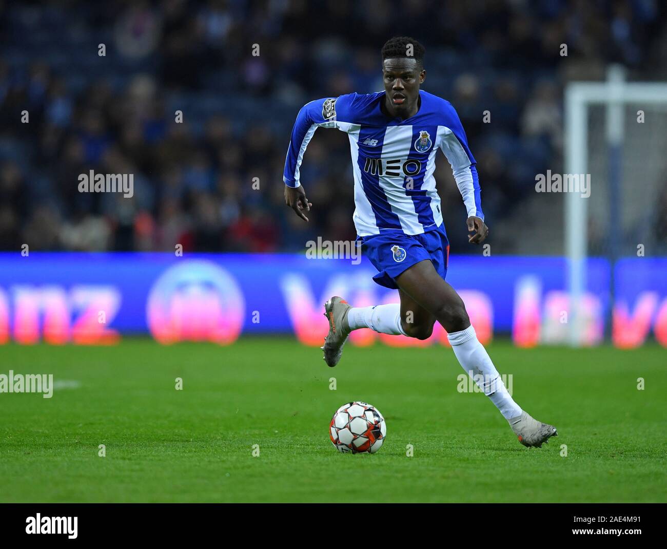 Porto, Portogallo. 06 Dic, 2019. 2° dicembre 2019; Dragao Stadium, Porto, Portogallo; campionato portoghese calcio, FC Porto versus Pacos de Ferreira; Mamadou Loum di FC Porto si rompe attraverso il centrocampo - Editoriale usare carte di credito: Azione Plus immagini di sport/Alamy Live News Foto Stock