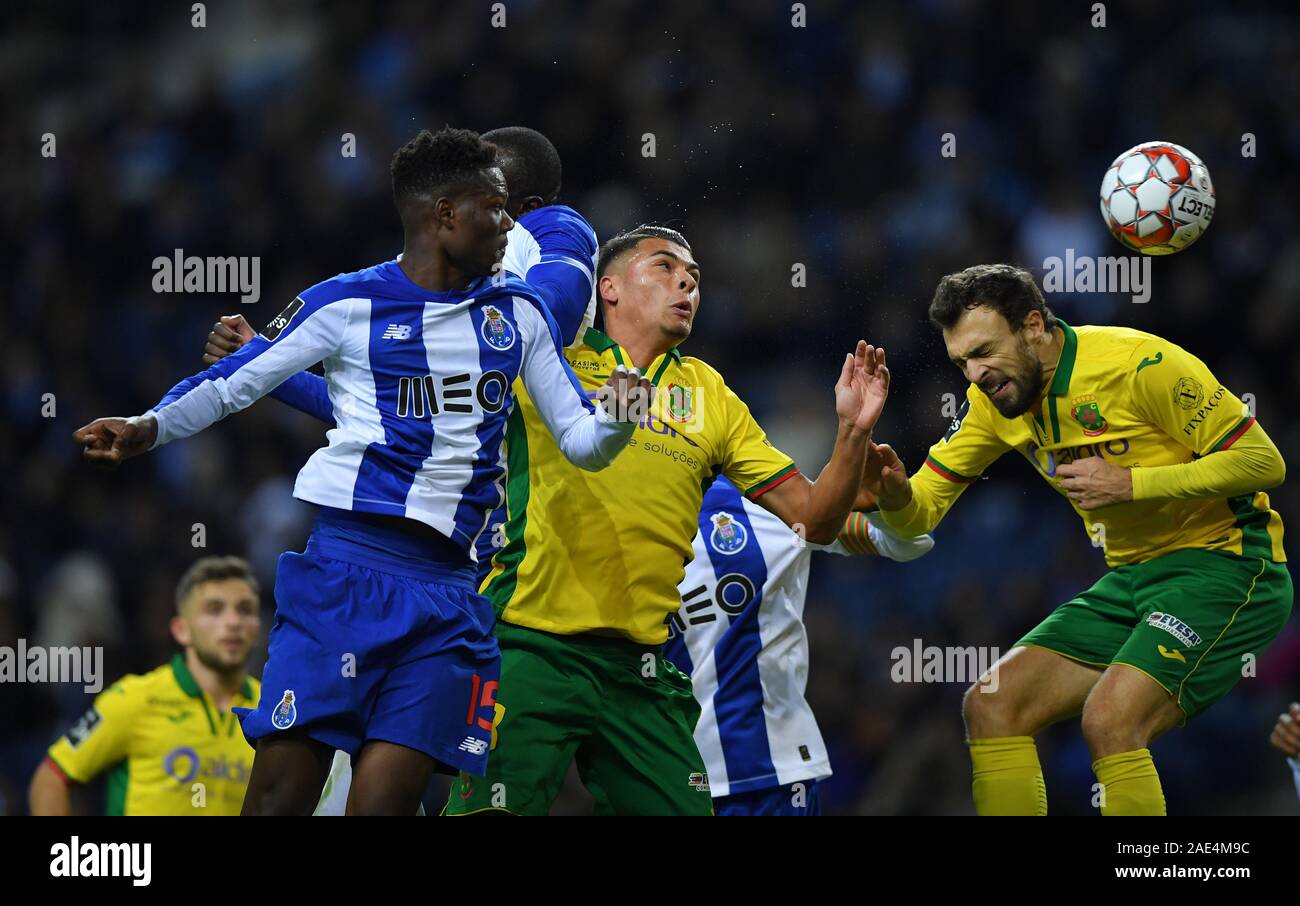 Porto, Portogallo. 06 Dic, 2019. 2° dicembre 2019; Dragao Stadium, Porto, Portogallo; campionato portoghese calcio, FC Porto versus Pacos de Ferreira; Mamadou Loum di FC Porto batte Diogo Almeida e Marco Baixinho di Pacos de Ferreira per la testata vicino a - Editoriale usare carte di credito: Azione Plus immagini di sport/Alamy Live News Foto Stock