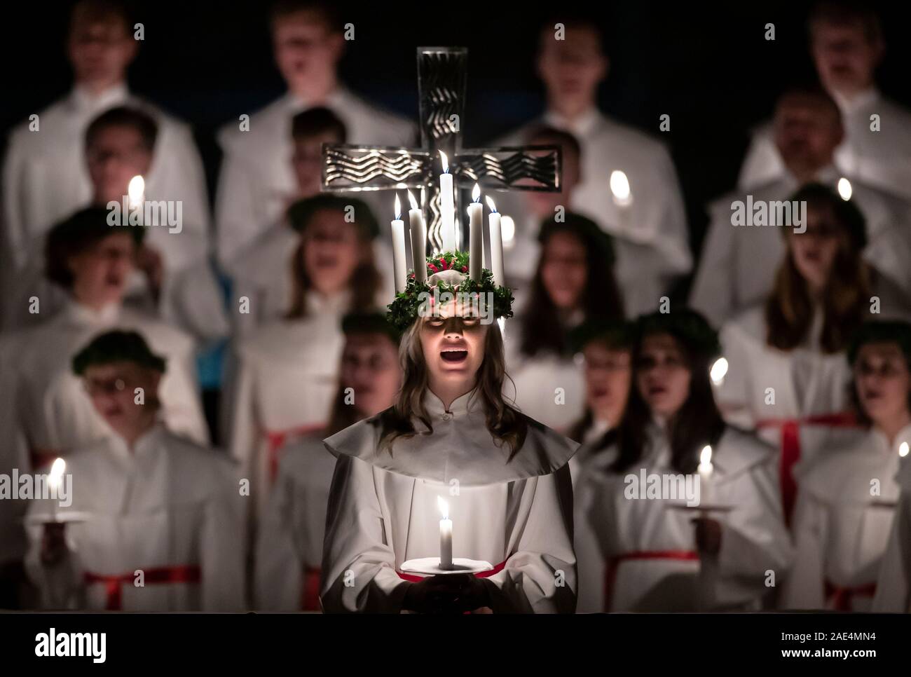 Matilda Bergstrom indossando una corona di candele simboleggia la Santa Lucia conduce una processione a lume di candela del London Nordic coro durante la Sankta Lucia service a York Minster. Picture Data: Venerdì 6 dicembre 2019. La pressione atmosferica servizio svedese è una festa di Santa Lucia, una ragazza siciliana martirizzato per la sua fede cristiana nel IV secolo. La corona simboleggia un alogeno, un anta rosso il suo martirio, e il servizio celebra la Messa della luce durante le tenebre dell'inverno. Foto di credito dovrebbe leggere: Danny Lawson/PA FILO Foto Stock