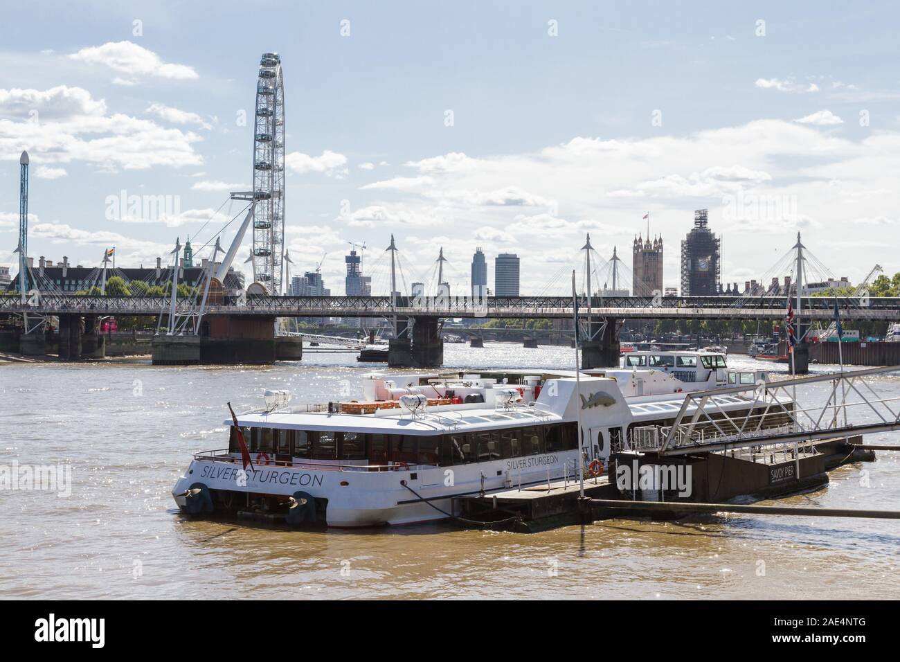 Londra - 05 Settembre 2019: Fiume yacht identificato come il chirurgo di argento inserito vicino a Hungerford e Giubileo d oro di ponti sul fiume Tamigi, L Foto Stock