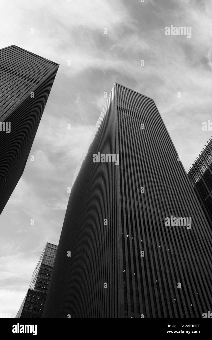 New York, Dicembre 2017, Rockefeller Center dal di sotto Foto Stock