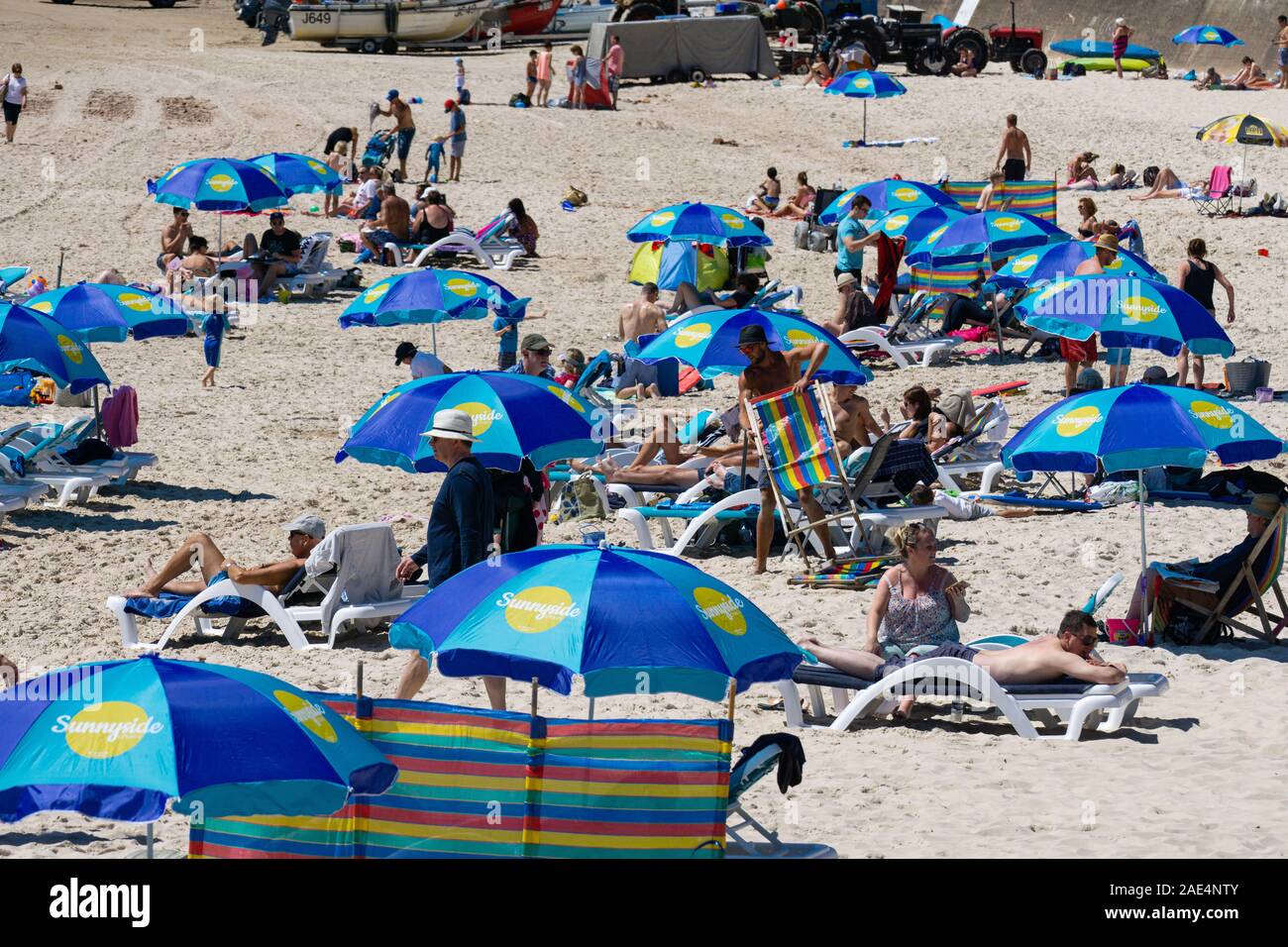 Le persone che si godono la spiaggia su una giornata d'estate a St.Brelades Bay,Jersey,Isole del Canale Foto Stock