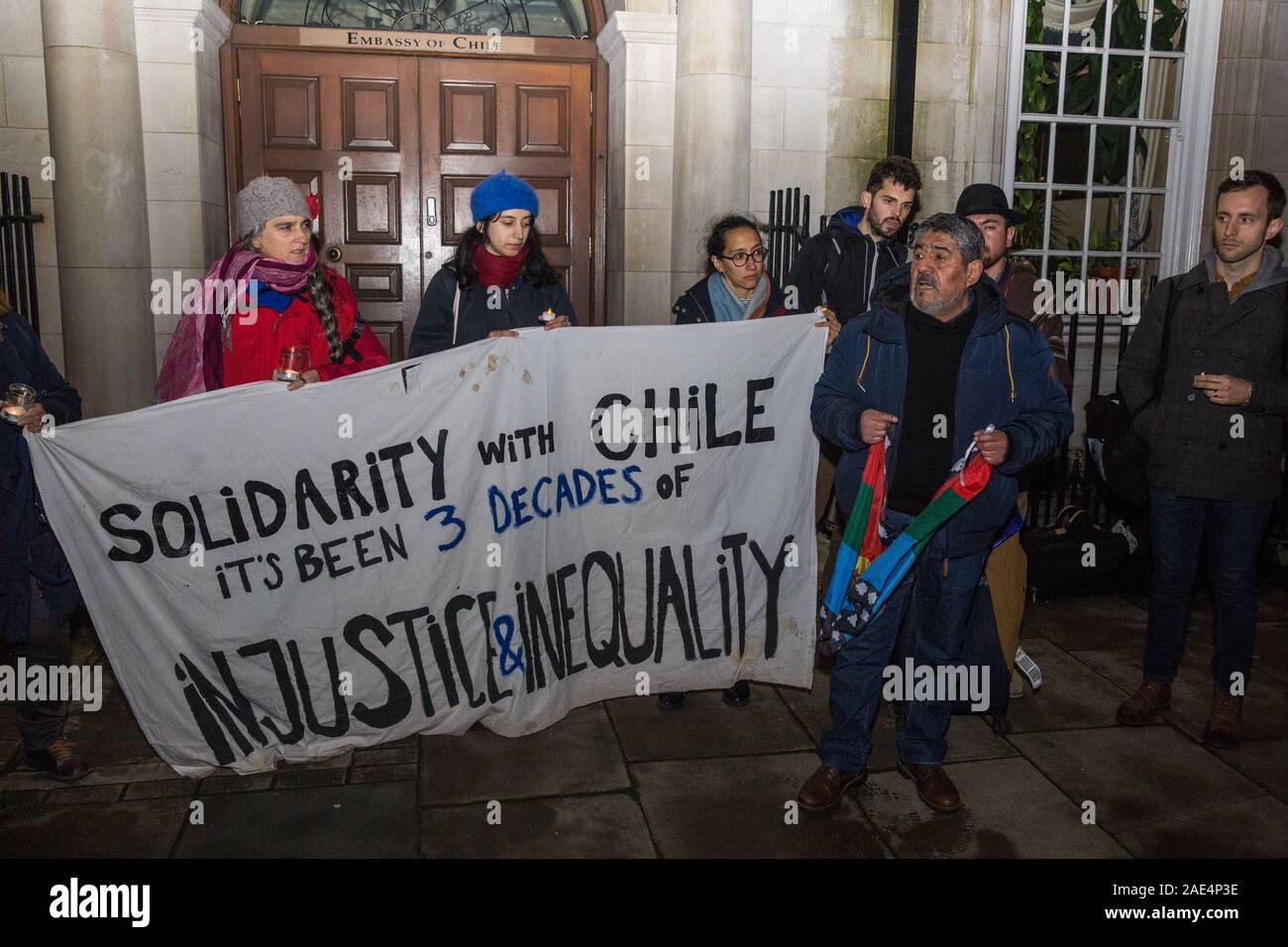 Londra, Regno Unito. 6 dicembre, 2019. Gli attivisti dei gruppi compresi la lotta contro il cambiamento climatico, il gruppo cileno a Londra, Medact, Biofuelwatch e UK Student Network clima tenere una veglia al di fuori dell'ambasciata cilena in solidarietà con il popolo del Cile a seguito del trasferimento del clima delle Nazioni Unite negoziati da Santiago a Madrid con il conseguente effetto di marginalizzare le voci degli attivisti e delle comunità dei paesi del sud del mondo. Credito: Mark Kerrison/Alamy Live News Foto Stock