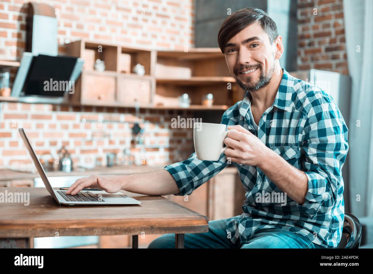 Positivo l'uomo felice godendo il suo tè Foto Stock