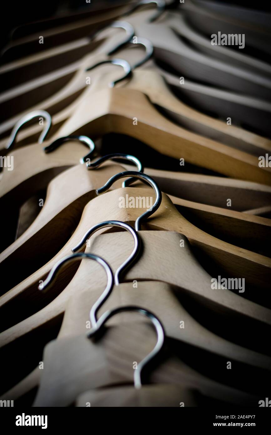 Una fila di coathangers in legno senza vestiti Foto Stock