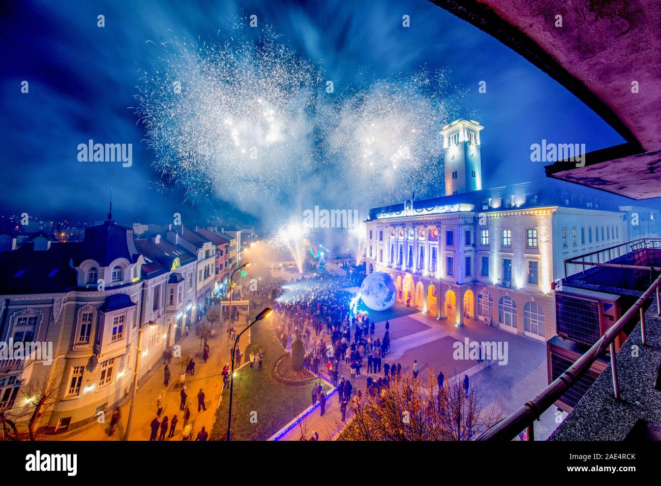 I magnifici fuochi d'artificio durante una celebrazione di strada su di una piazza in una città. Foto Stock