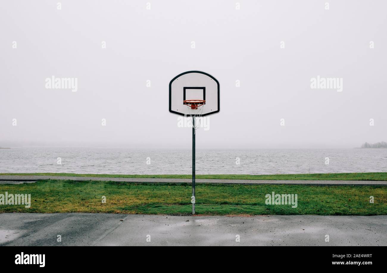 Il basket obiettivo netto accanto ad una spiaggia in inverno Foto Stock