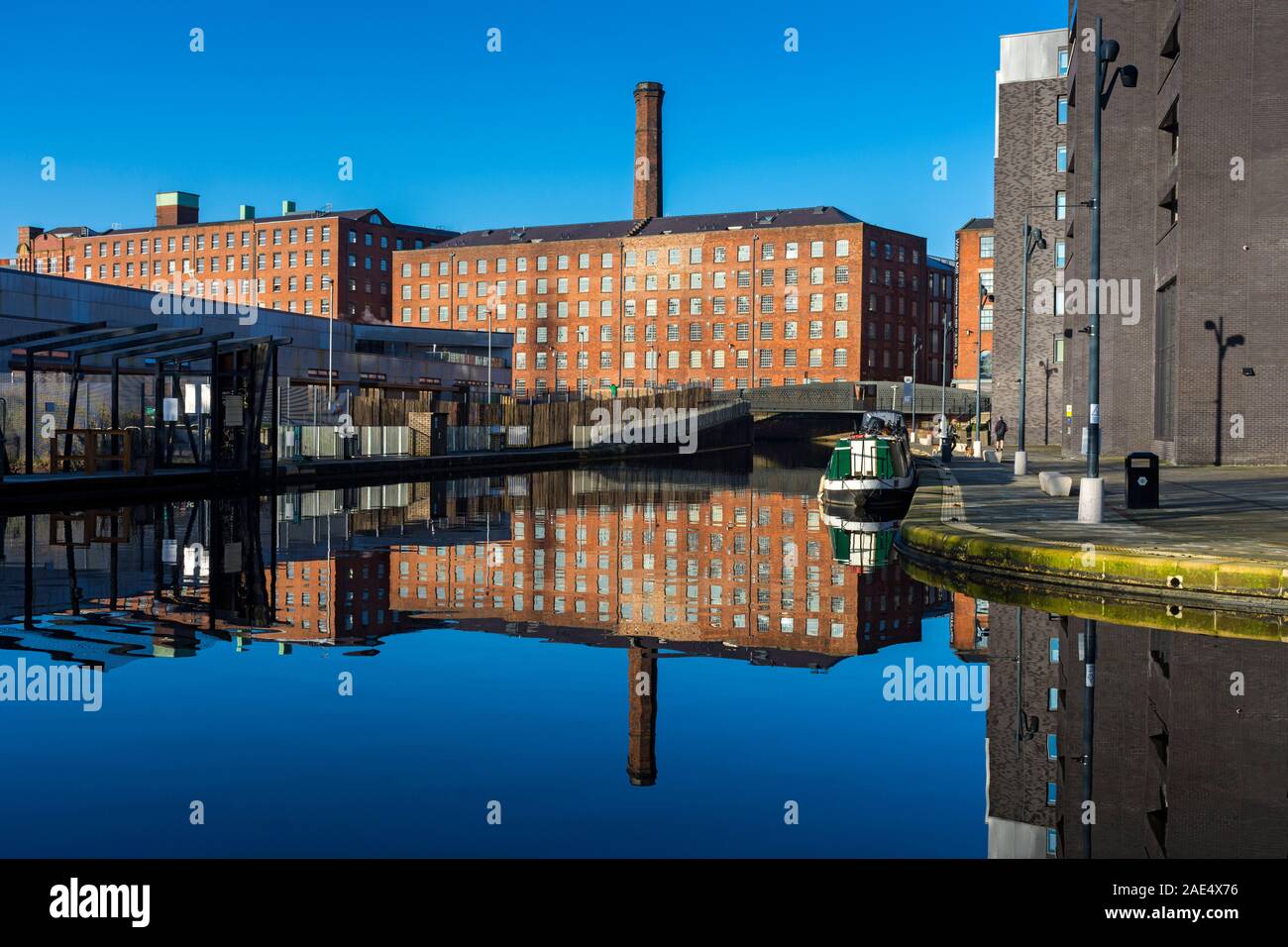 Murrays' Mills riflessi nell'acqua di cotone di Marina di Campo, New Islington, Ancoats, Manchester, Inghilterra, Regno Unito Foto Stock