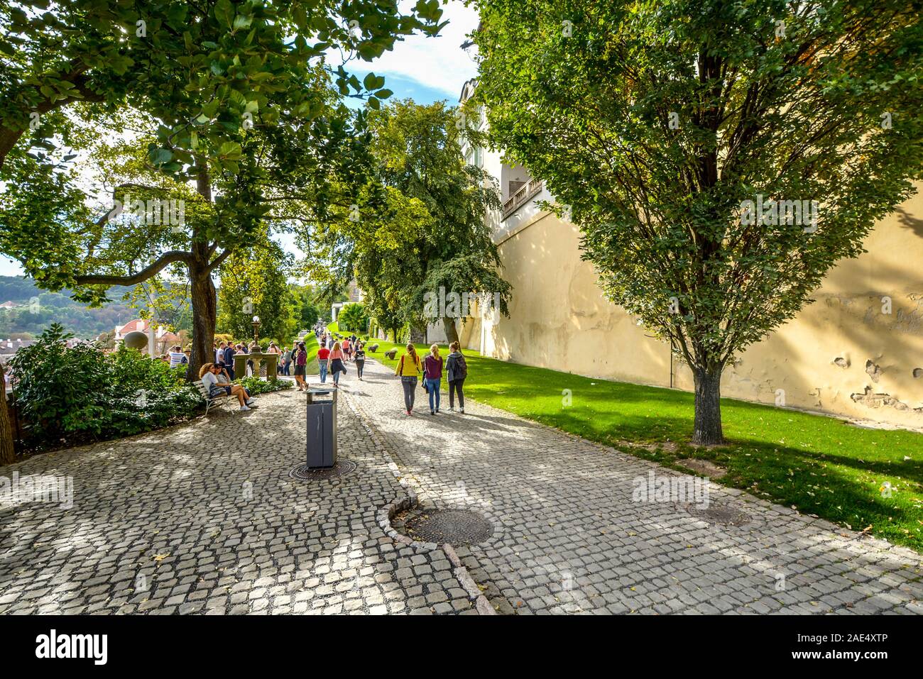 Autunno pomeriggio passeggiata al parco su i giardini del Castello di Praga complesso nella Repubblica Ceca Foto Stock