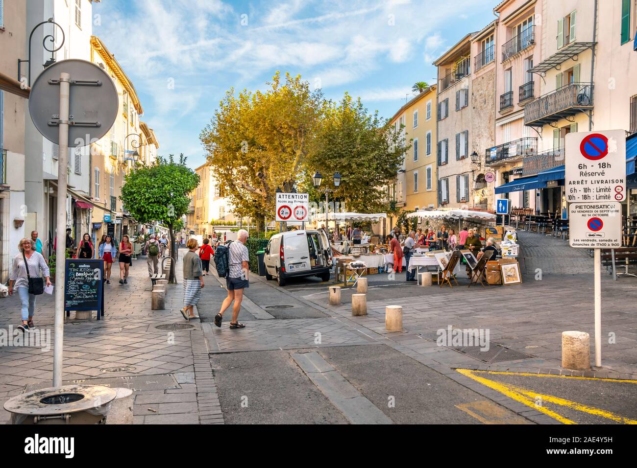 Turisti e locali francesi godono di una mattina d'estate in un esterno di mercato delle pulci nella storica cittadina balneare di Antibes, Francia, sulla Riviera Francese. Foto Stock