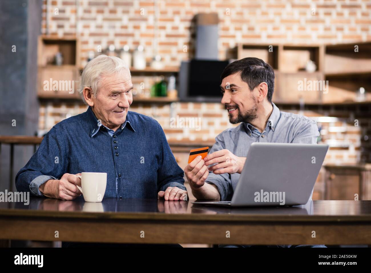 Età uomo piacevole imparare online banking Foto Stock