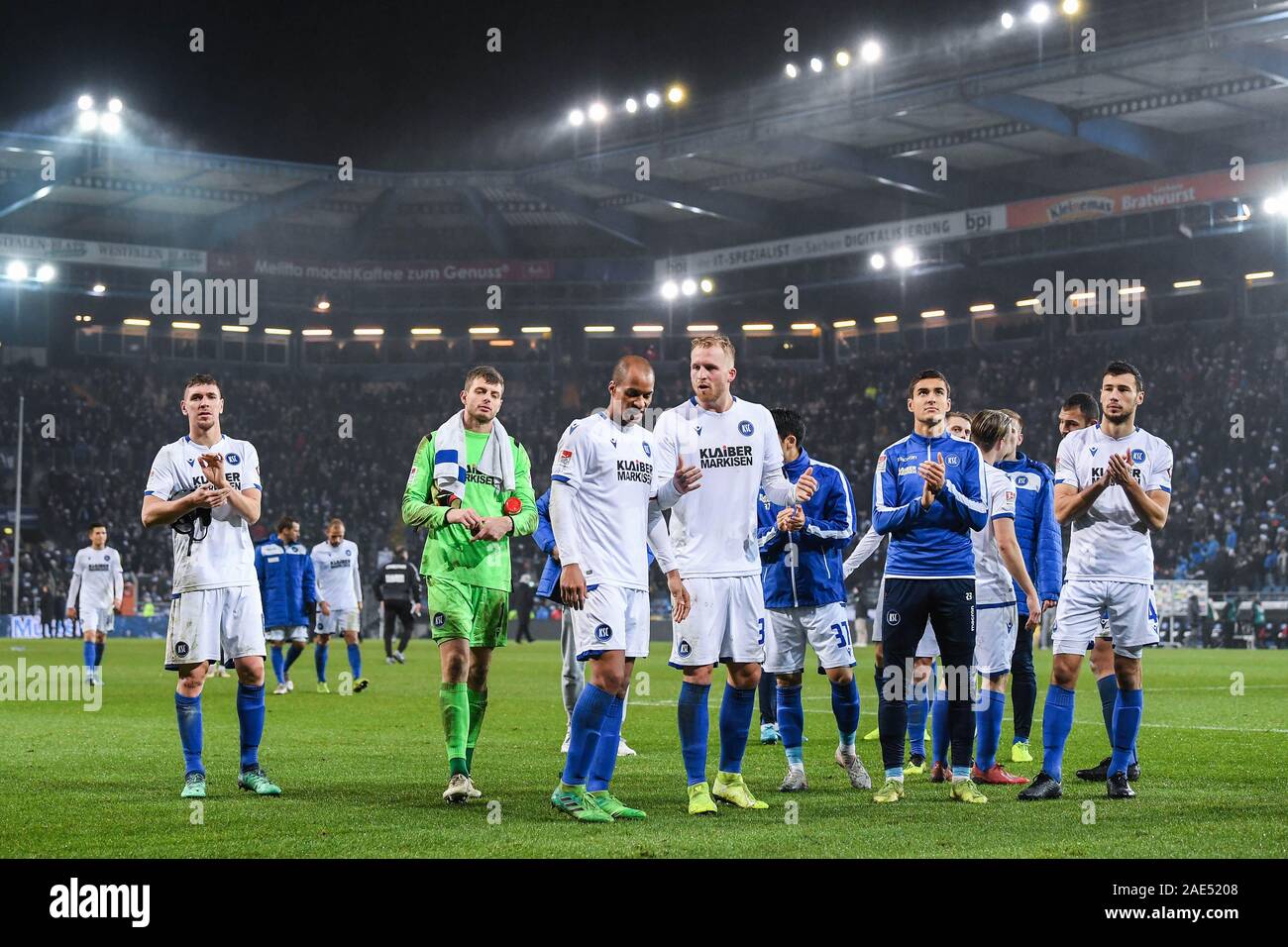 Bielefeld, Deutschland. 06 Dic, 2019. Il Karlsruher team dopo il gioco delusi: da sinistra a destra Damian Rossbach (KSC), portiere Benjamin Uphoff (KSC), David Pisot (KSC), Filippo Hofmann (KSC), Dirk Carlson (KSC), Lukas Froede (KSC). GES/Soccer/2. Bundesliga: Arminia Bielefeld - Karlsruher SC, 06.12.2019 Calcetto: seconda lega: Arminia Bielefeld vs Karlsruher SC, Bielefeld, 6 Dicembre 2019 | Utilizzo di credito in tutto il mondo: dpa/Alamy Live News Foto Stock