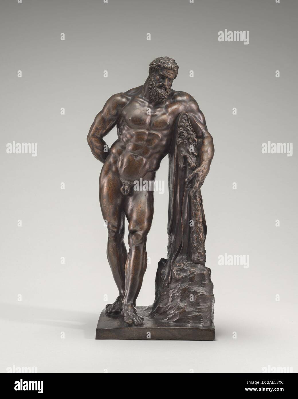 L'Ercole Farnese, di Firenze, datato intorno al 1550-1599, è una rappresentazione scultorea dell'eroe mitologico Ercole, che mette in evidenza l'anatomia muscolare, la posizione contrapposto e le convenzioni di scultura fiorentina del XVI secolo. Foto Stock