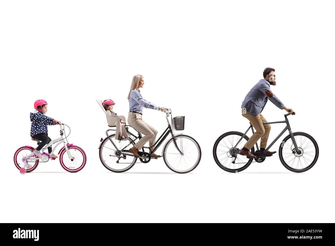Padre, madre e due ragazze in sella ad una bicicletta con un sedile per bambino isolato su sfondo bianco Foto Stock