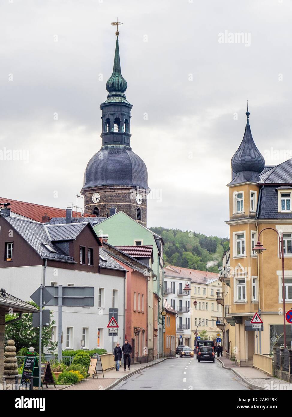 Torre dell'Orologio e guglia della Chiesa di San Giovanni nella città termale di Bad Schandau Sassonia Germania. Foto Stock