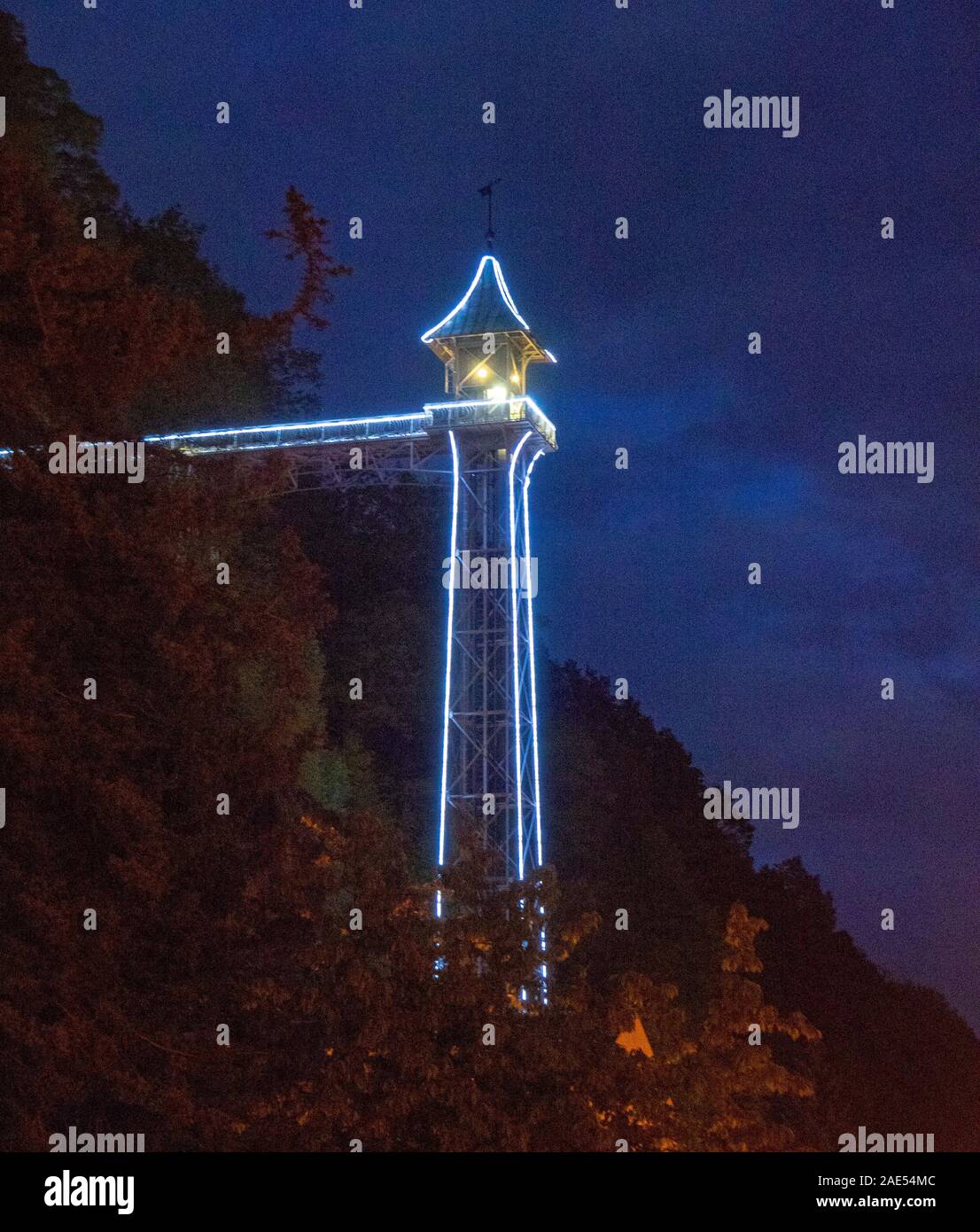 Storico Bad Schandau Ascensore struttura in acciaio traliccio torre di notte nella città termale Bad Schandau Sassonia Germania. Foto Stock