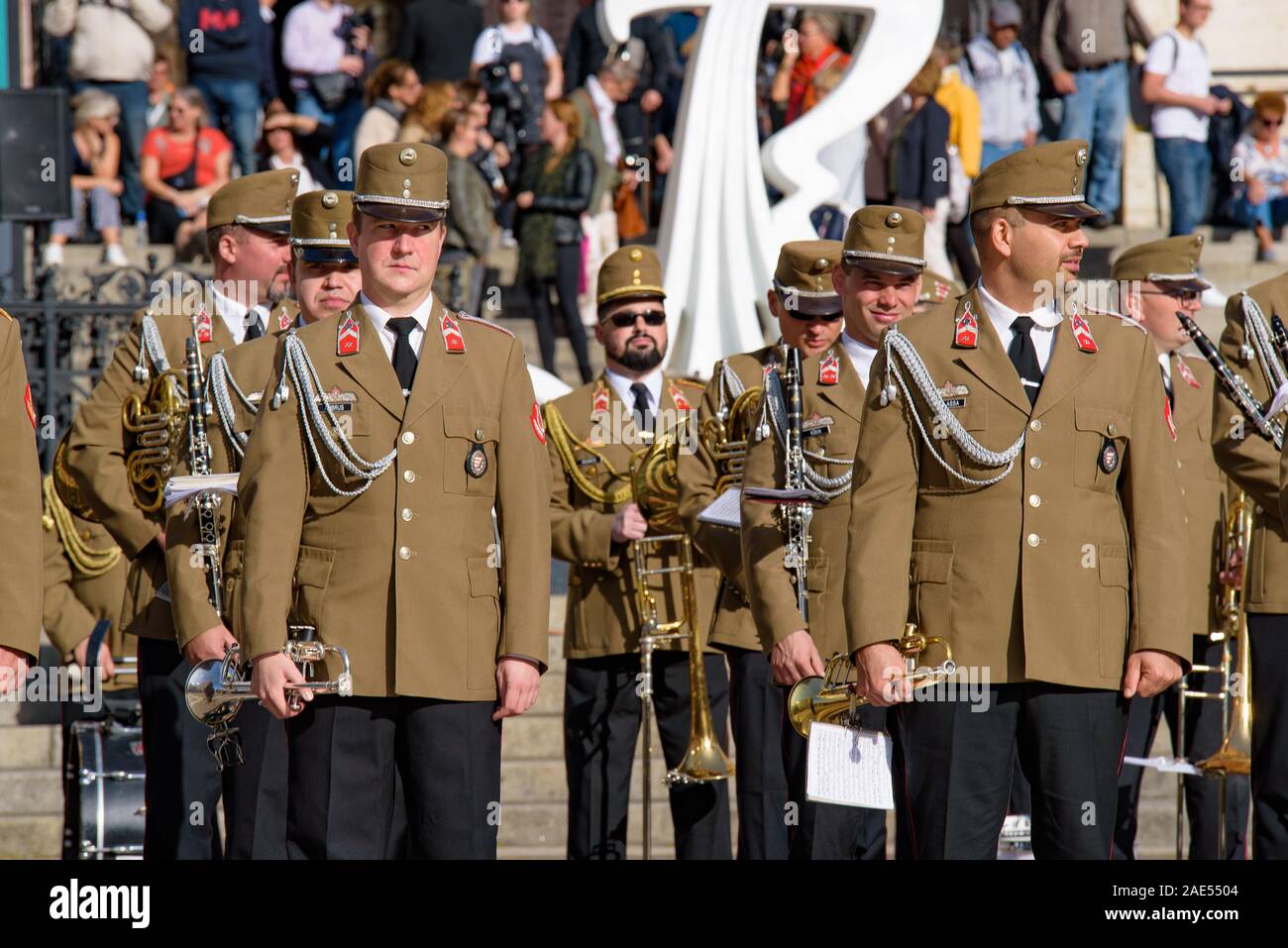 Prestazioni musicali dall'Ungherese banda militare di fronte alla Basilica di Santo Stefano a Budapest, Ungheria Foto Stock