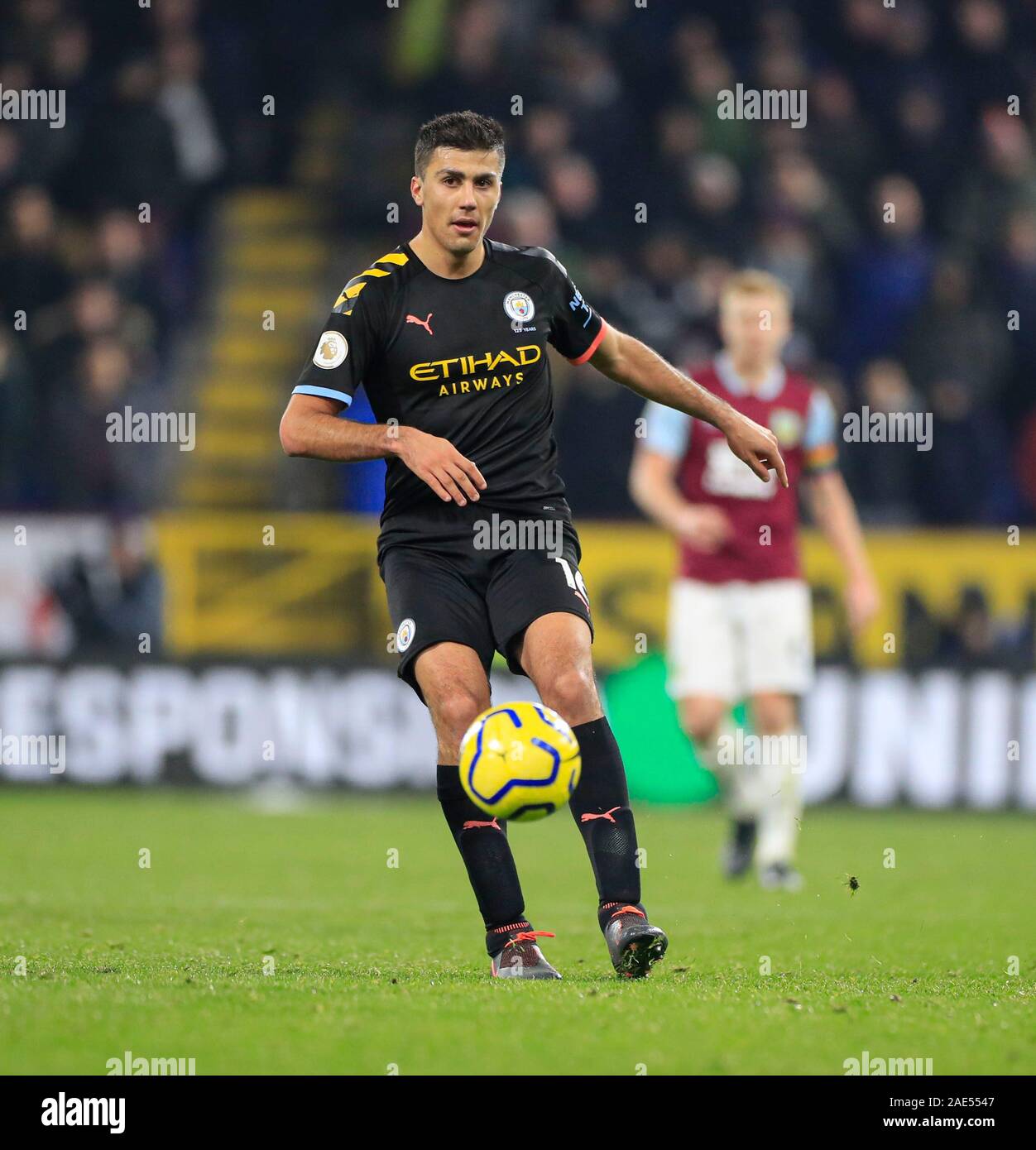 Il 3° dicembre 2019, Turf Moor, Burnley, Inghilterra; Premier League, Burnley v Manchester City : Rodri (16) del Manchester City passa la palla forwardCredit: Conor Molloy/news immagini Foto Stock