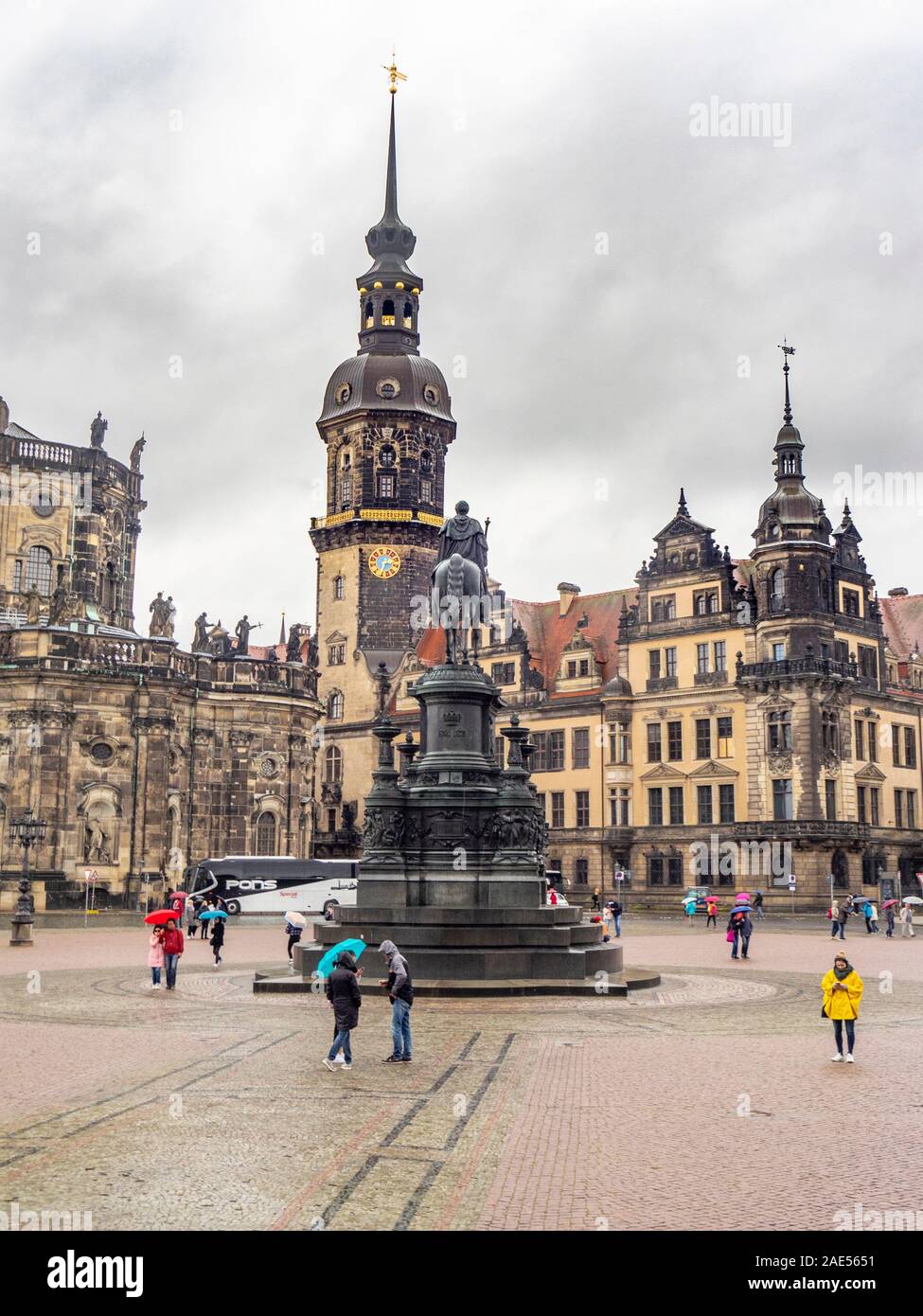 Re Giovanni di Sassonia monumento Cattedrale di Dresda e il castello di Theaterplatz Dresda in Sassonia in Germania. Foto Stock