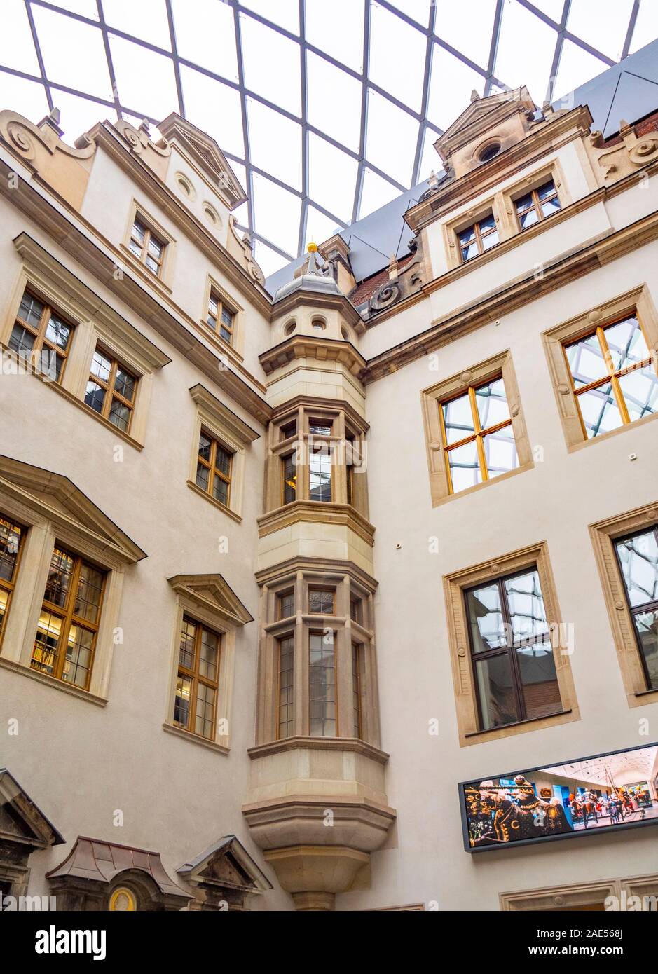 Oriel windows e vetro soffitto a volta su Dresda cortile del castello di Dresda in Sassonia in Germania. Foto Stock