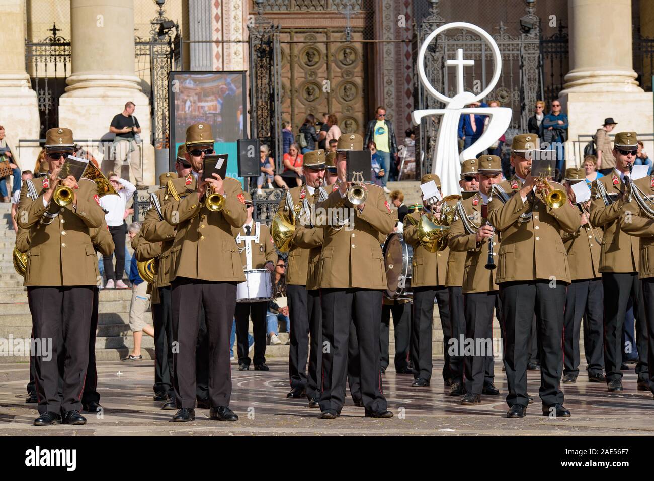 Prestazioni musicali dall'Ungherese banda militare di fronte alla Basilica di Santo Stefano a Budapest, Ungheria Foto Stock