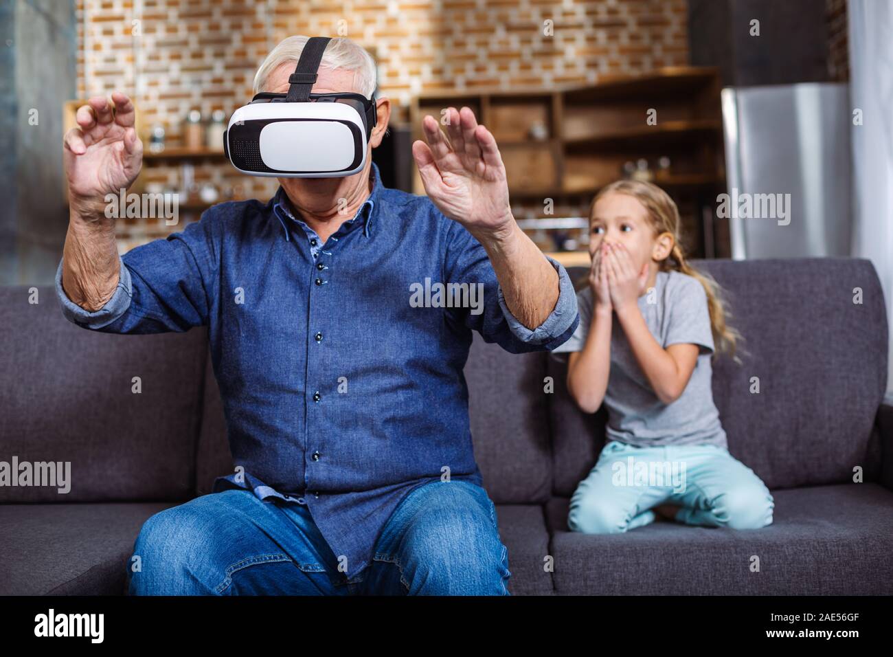 Piacevole uomo invecchiato utilizzando dispositivo vr Foto Stock