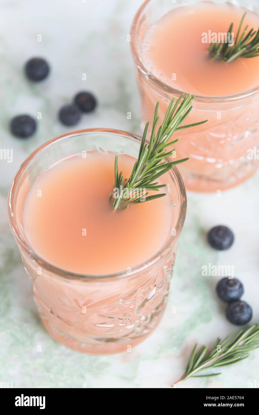 Cocktail di rosa con un rametto di rosmarino Foto Stock