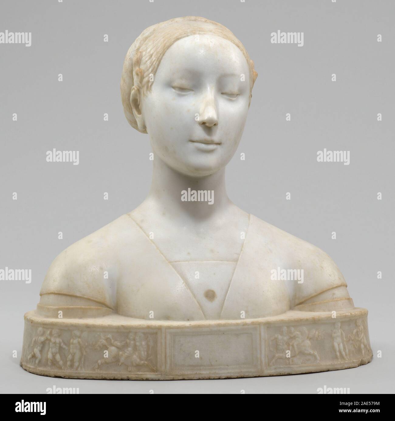 Questa scultura di Francesco Laurana, intorno al 1475, raffigura una principessa della Casa d'Aragona. L'opera presenta ritratti rinascimentali, dettagli scolpiti e rappresentazione realistica dell'abbigliamento e dell'espressione facciale. Foto Stock