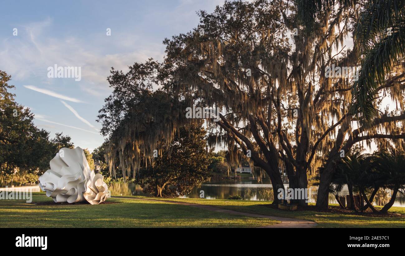 ORLANDO, Florida: Nov 21, 2019: Mennello Museum of American Art giardino di sculture al tramonto. Foto Stock