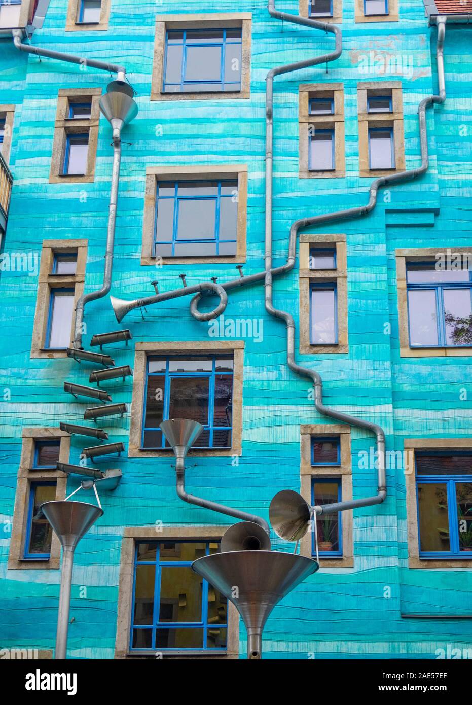 Kunsthof cortile di passaggio degli elementi a cantare o musicale di tubazioni di scarico in Neustadt di Dresda in Sassonia in Germania. Foto Stock