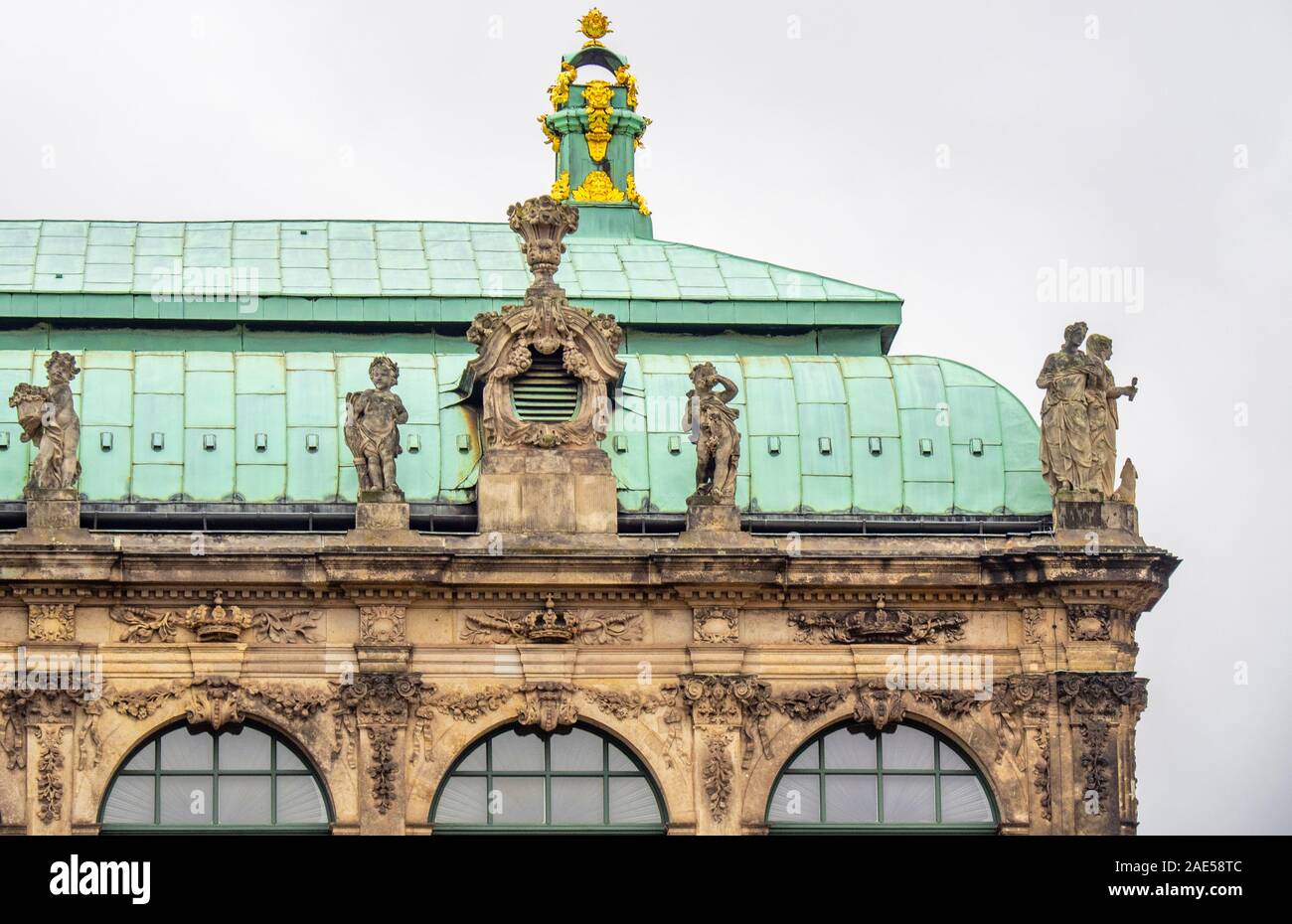 Scultura dorata oro e statue di pietra sul tetto della galleria di esposizione edificio in Zwinger Altstadt Dresda Sassonia Germania. Foto Stock