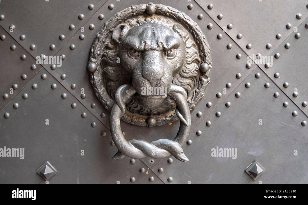 Bussare di metallo su una porta di metallo nel castello di Dresda Altstadt Dresda Sassonia Germania. Foto Stock