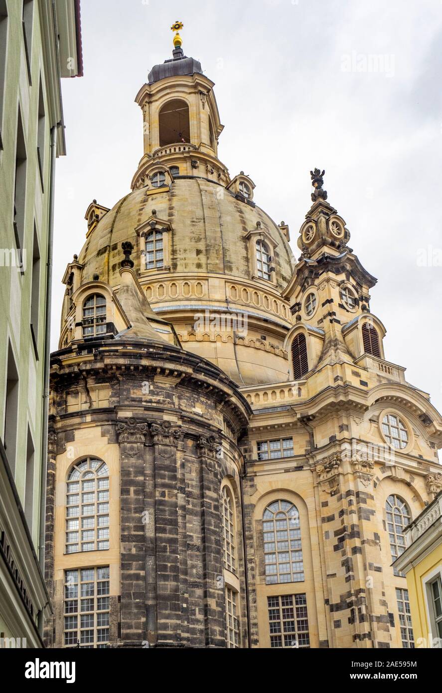 La cupola e la cupola del barocco Altstadt Frauenkirche di Dresda in Sassonia in Germania. Foto Stock