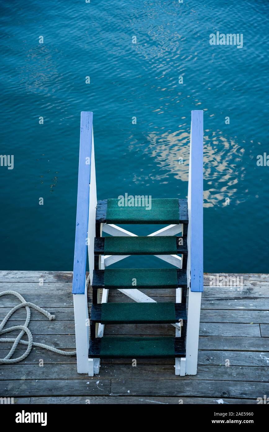 Scale di legno sul ponte di una nave traghetto-nave Foto Stock