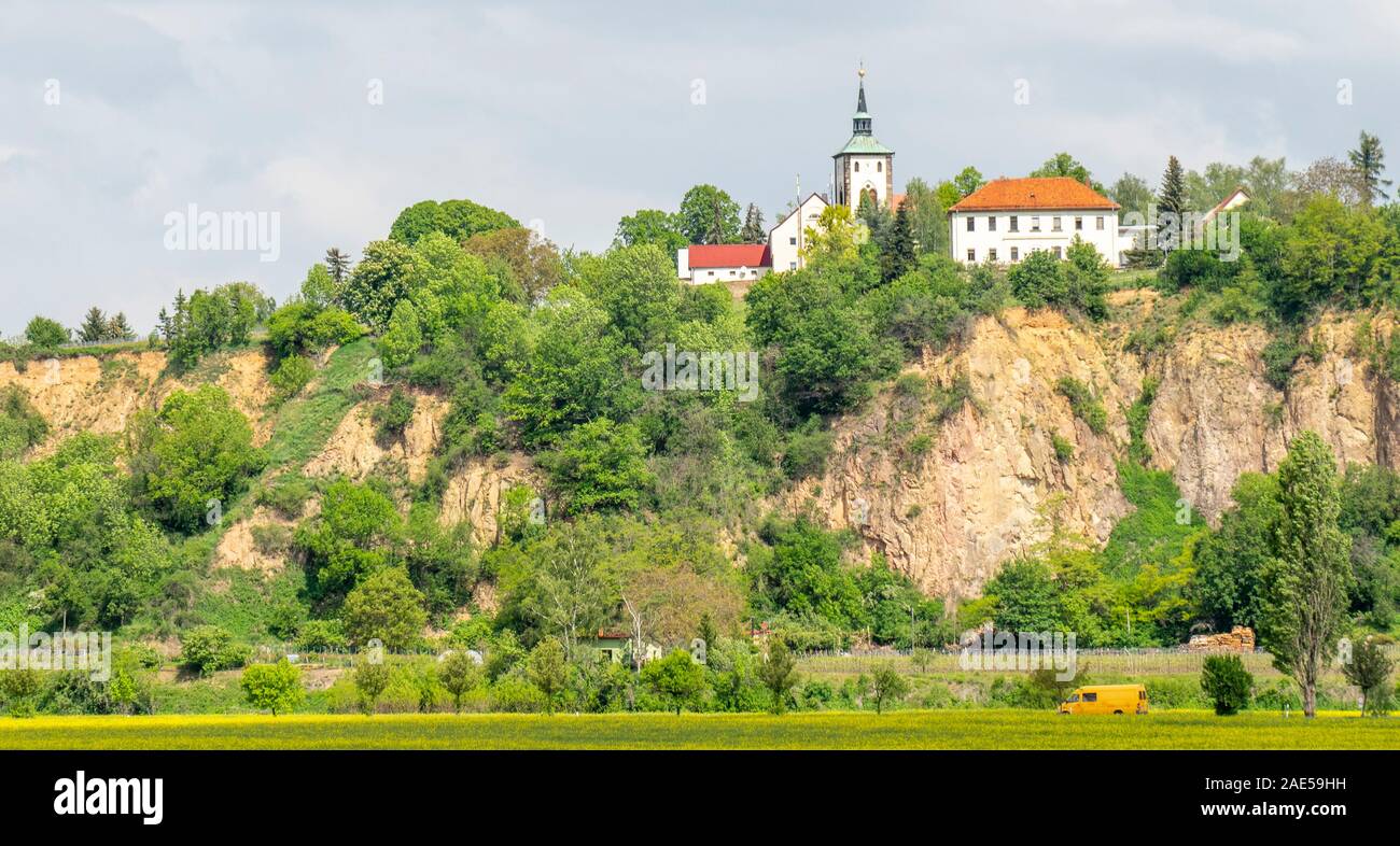 Chiesa di Sant'Andrea nel villaggio di Zadel su una scogliera lungo il fiume Elba Sassonia. Foto Stock